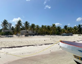 Strand met boot Isla Holbox