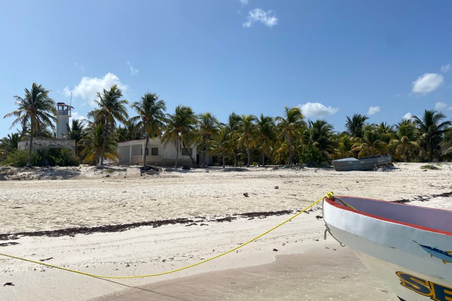 Strand met boot Isla Holbox
