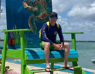 Man zit op grote stoel in Rio Lagartos