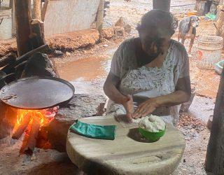 Oma Maya tortilla aan het maken