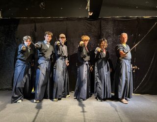 Gezin van Liesbeth met zwaard tijdens Samurai workshop