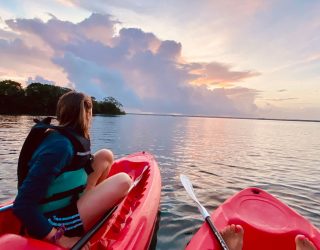 Vriendin zoon Ann kijkt naar uitzicht kayak