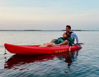 Romantische foto zoon Ann en vriendin op kayak