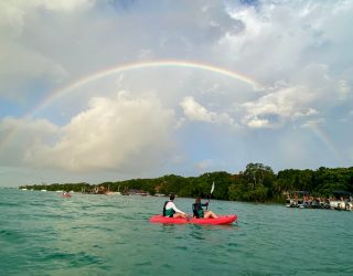 Uitzicht vanop kayak met regenboog