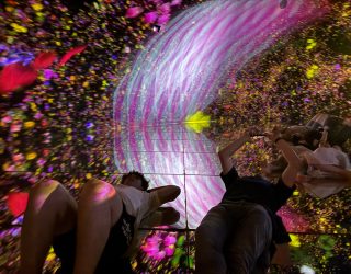 2 tieners bewonderen teamLab