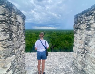 Vriendin zoon Ann op tempel Calakmul