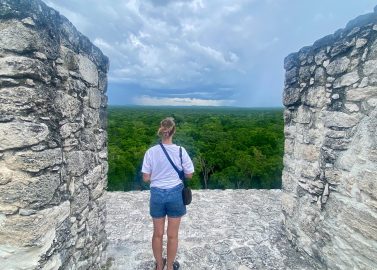 Vriendin zoon Ann op tempel Calakmul