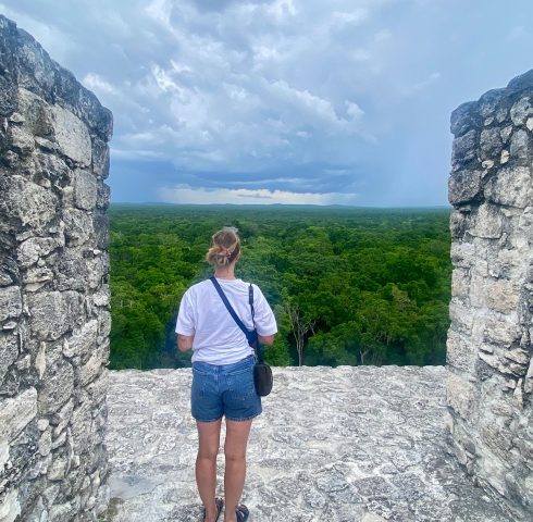 Vriendin zoon Ann op tempel Calakmul
