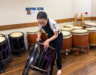 Japanner legt materiaal klaar voor drumsessie Japan