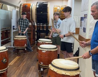 Gezin van Liesbeth bij drumsessie