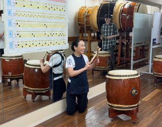 Japanner geeft drumsessie in Japan