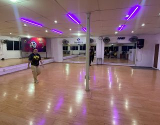 Danseres in salsazaal