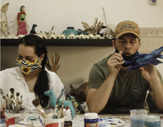 Koppel alebrije aan het schilderen