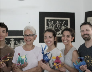 Familie met zelfgemaakte alebrijes
