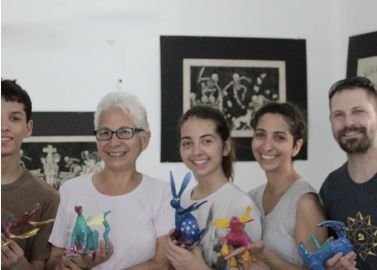 Familie met zelfgemaakte alebrijes