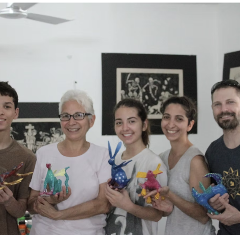 Familie met zelfgemaakte alebrijes