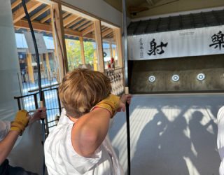 Zoon van Liesbeth richt naar de roos