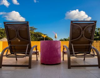 Ligstoelen op terras Hotel Campeche