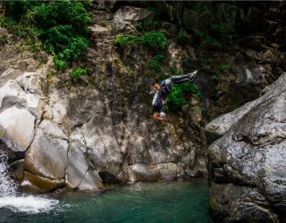 Springen tijdens canyoning avontuur in Japan