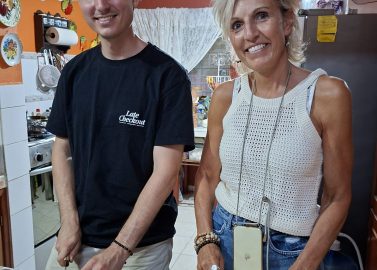Ann en zoon samen aan het koken