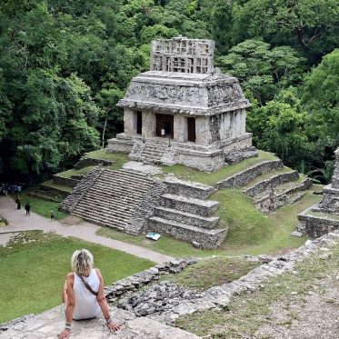 Ann kijkt naar tempel Palenque