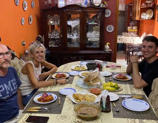 Familie Ann gezellig aan tafel na koken