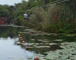 Zicht vanuit kano op zipline
