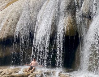 Robbe onder watervallen Barrios
