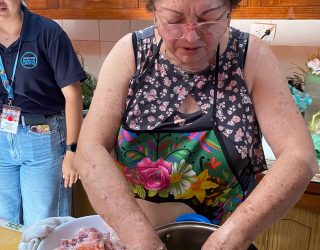 Lokale vrouw aan het koken