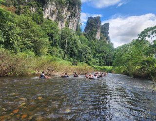 River tubing op rivier Khao Sok Thailand