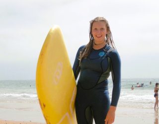 Tiener met surfplank in Essaouira
