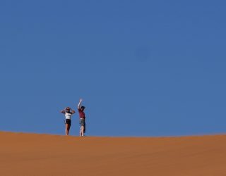 Tieners op grote duin in Sossusvlei