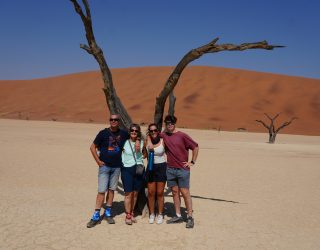 Liesbeth en gezin Deadvlei