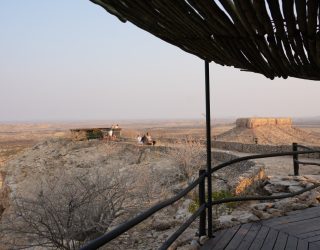 Uitzicht vanuit restaurants op rots