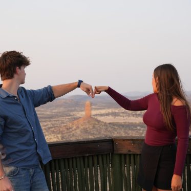 Twee tieners met de Vingerklip