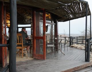 Restaurant op rots in Ugab