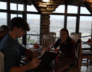 Dineren in restaurant Ugab