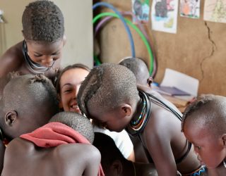 Tiener tussen de Himba's
