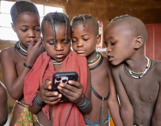 Himba's kijken op telefoon