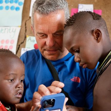 Himba's kijken naar Geert zijn telefoon