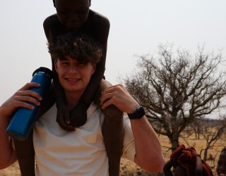 Tiener met Himba op schouders