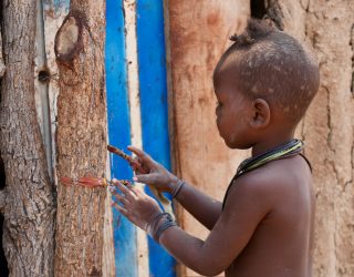 Himba is aan het schilderen