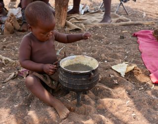 Baby Himba speelt met pot