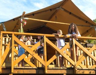 Kinderen op terras glamping tent Budva