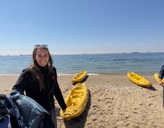 Tiener met kajak in Swakopmund