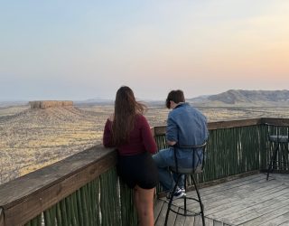 Dineren op de top van een rots