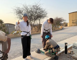 Klaarmaken voor de zipline in Ugab