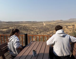 2 tieners op terras in Ugab