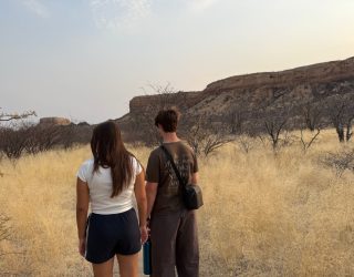 2 tieners wandelen in Ugab
