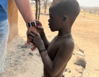 Himba is gefascineerd door horloge